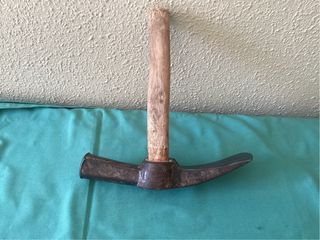 Azuela antigua de metal y madera