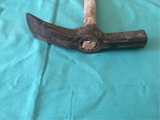 Azuela antigua de metal y madera