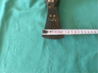 Azuela antigua de metal y madera