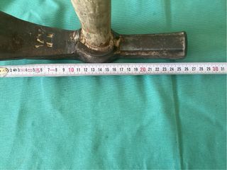 Azuela antigua de metal y madera