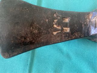 Azuela antigua de metal y madera