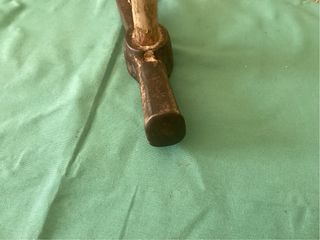 Azuela antigua de metal y madera