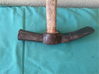 Azuela antigua de metal y madera