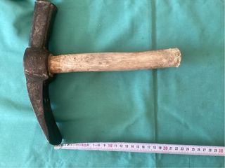 Azuela antigua de metal y madera