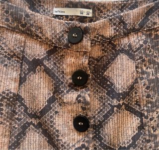 Falda estampada serpiente botones