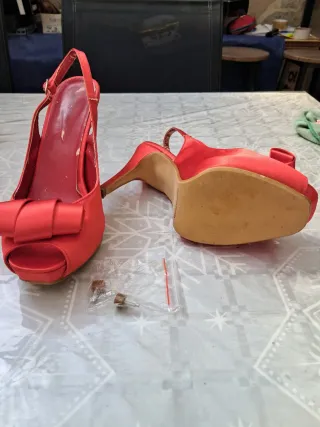 Zapatos de fiesta rojos con lazo