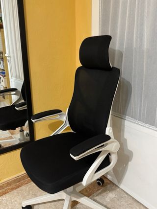 Silla de escritorio ergonómica negra y blanca