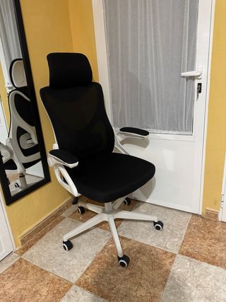 Silla de escritorio ergonómica negra y blanca