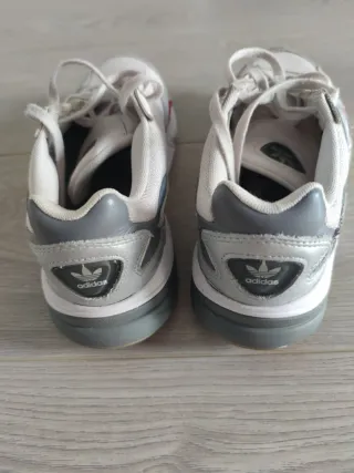 Zapatillas Adidas  falcon plateadas, talla38 2/3