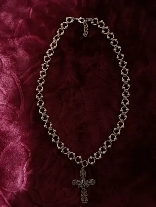 Colar Gótico com Cruz Prateada