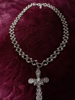 Colar Gótico com Cruz Prateada