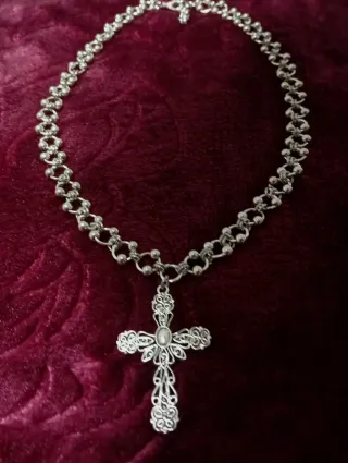 Colar Gótico com Cruz Prateada