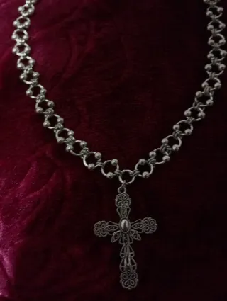 Colar Gótico com Cruz Prateada