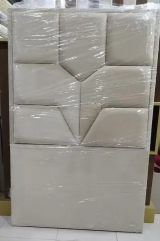 Cabeceros de tela dorados y plateados