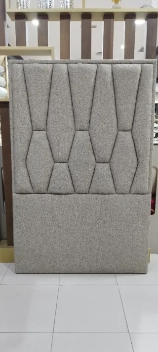 Cabeceros de tela dorados y plateados