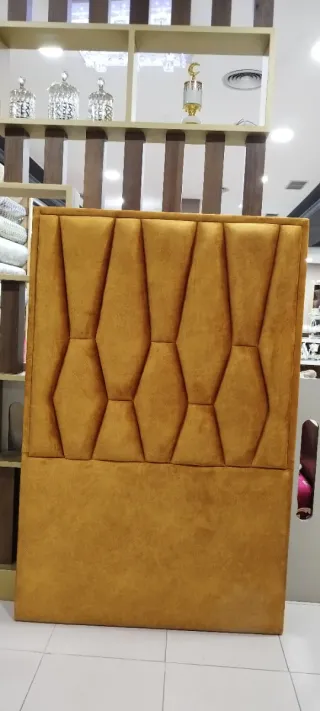 Cabeceros de tela dorados y plateados