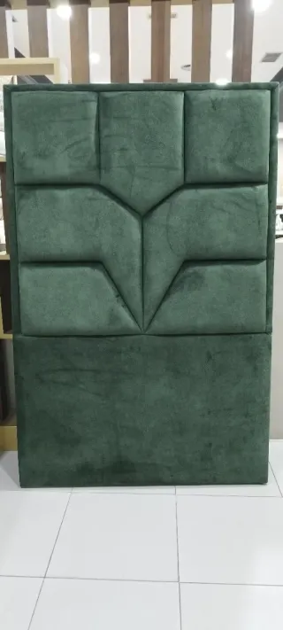 Cabeceros de tela dorados y plateados