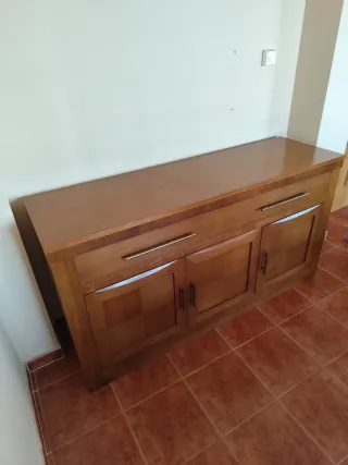 Aparador de madera con detalles dorados