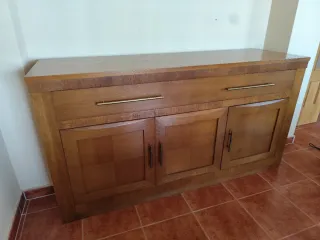 Aparador de madera con detalles dorados