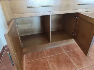 Aparador de madera con detalles dorados