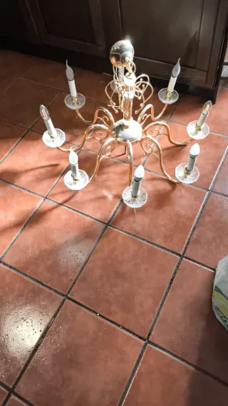 Lámpara araña dorada con cristal