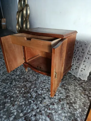 Cabecero antiguo y 2 mesitas de noche
