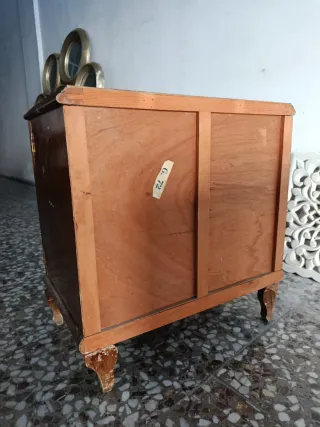 Cabecero antiguo y 2 mesitas de noche