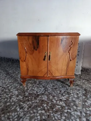 Cabecero antiguo y 2 mesitas de noche