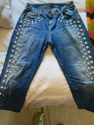 Pantalón vaquero con tachuelas plateadas