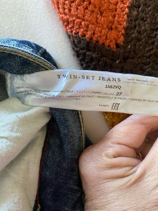 Pantalón vaquero con tachuelas plateadas