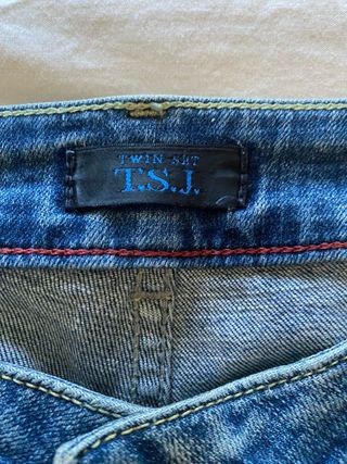 Pantalón vaquero con tachuelas plateadas