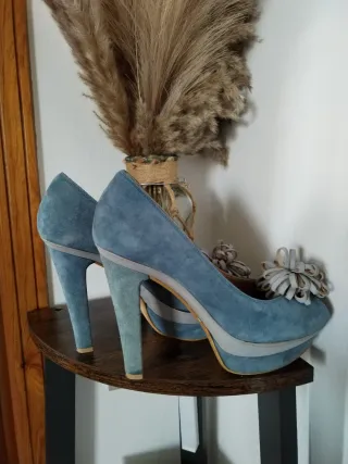 Décolleté Plaza azzurro camoscio fiore