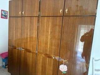 Armario antiguo de madera con cajones