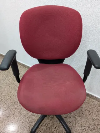 Sillón de oficina rojo y negro