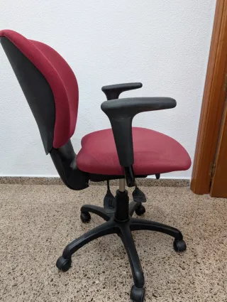 Sillón de oficina rojo y negro