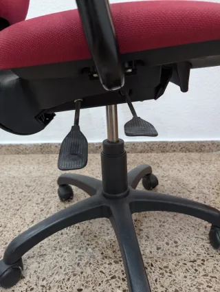 Sillón de oficina rojo y negro