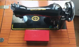 Máquina de coser antigua Alfa