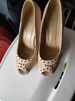 Zapatos beige tacón adornos dorados