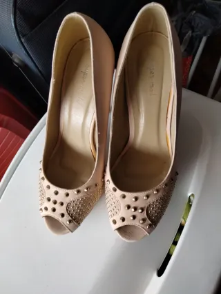 Zapatos beige tacón adornos dorados