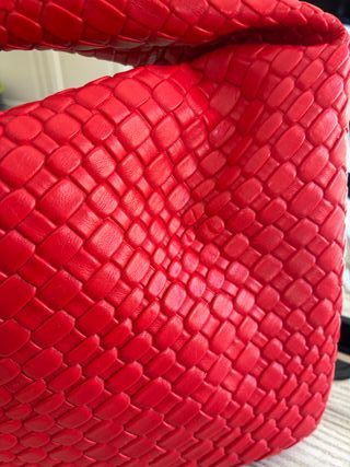 Bolso de mano tejido rojo