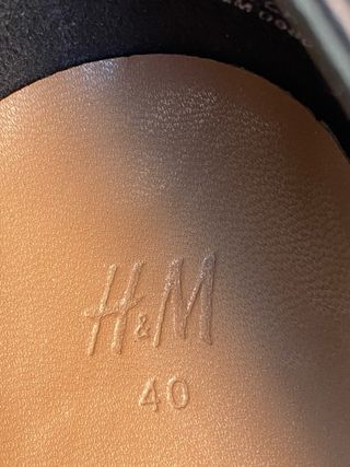 Zapatos H&M negros con detalle dorado