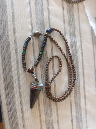 Colgante de madera con abalorios