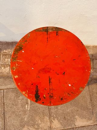 Taburete de madera rojo