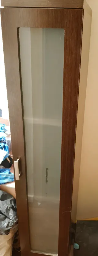 Mueble de madera con puerta de cristal