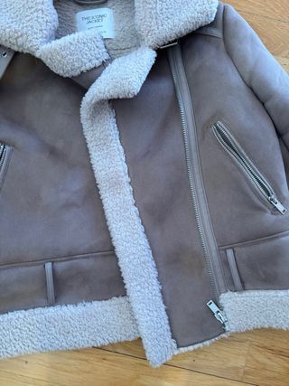 Cazadora chica beige y marrón