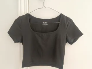 Conjunto deportivo top negro y leggings