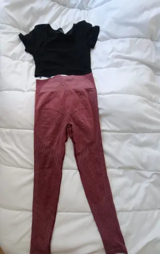 Conjunto deportivo top negro y leggings