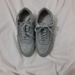 Zapatos grises con cremallera