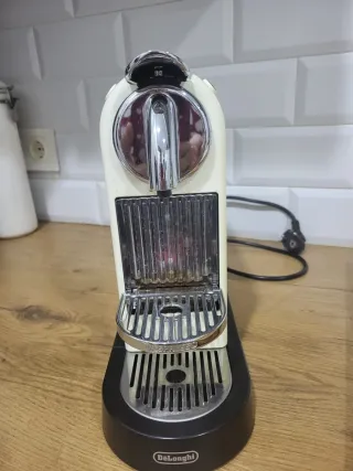 Cafetera Nespresso DeLonghi Crema como nueva.
