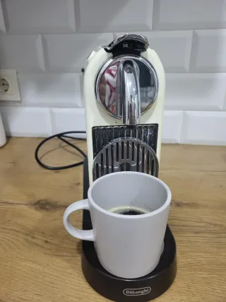 Cafetera Nespresso DeLonghi Crema como nueva.